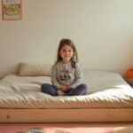 petitie fille sur un lit Montessori